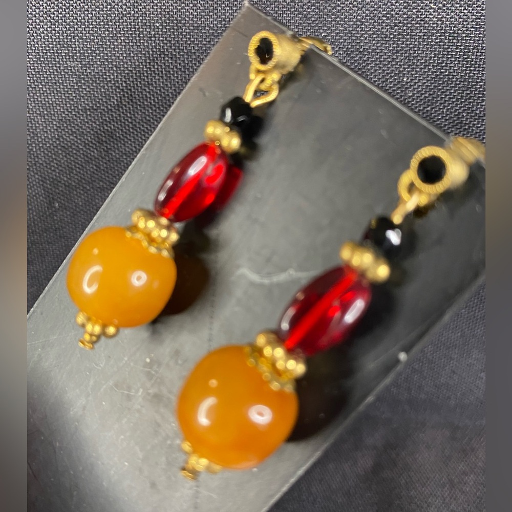 Vintage Black, Red & Butterscotch Multi-Shaped Glass Bead Dangle Clip Earrings. - Picture 4 of 5